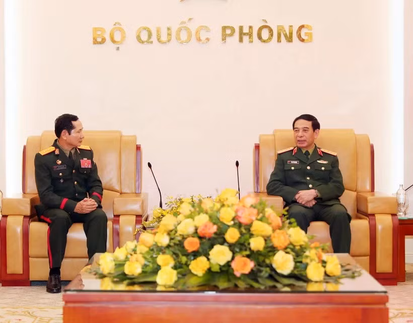Le général Phan Van Giang, ministre de la Défense, reçoit le général de division Saichay Kommasith, vice-ministre de la Défense, chef d'état-major général de l'Armée populaire lao. Photo: VNA