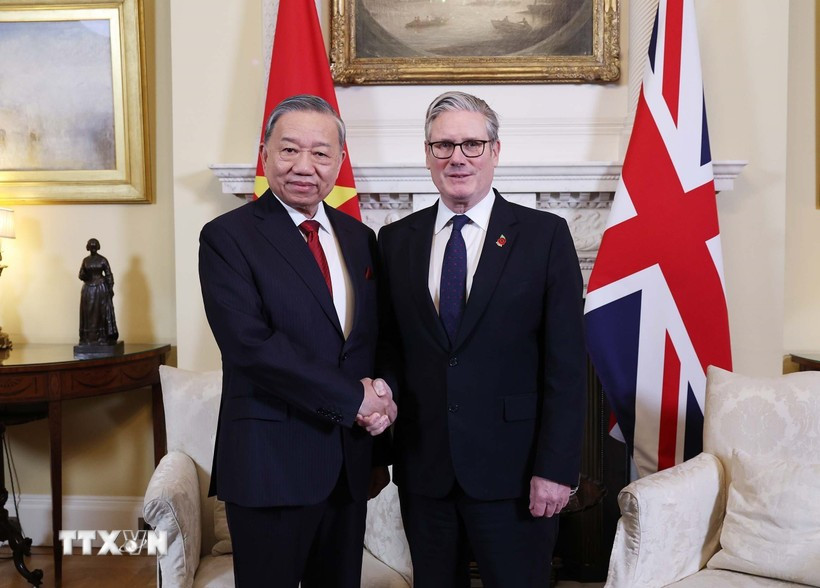 Le secrétaire général du Parti communiste du Vietnam (PCV), Tô Lâm (gauche), et le Premier ministre britannique, Keir Starmer. Photo: VNA