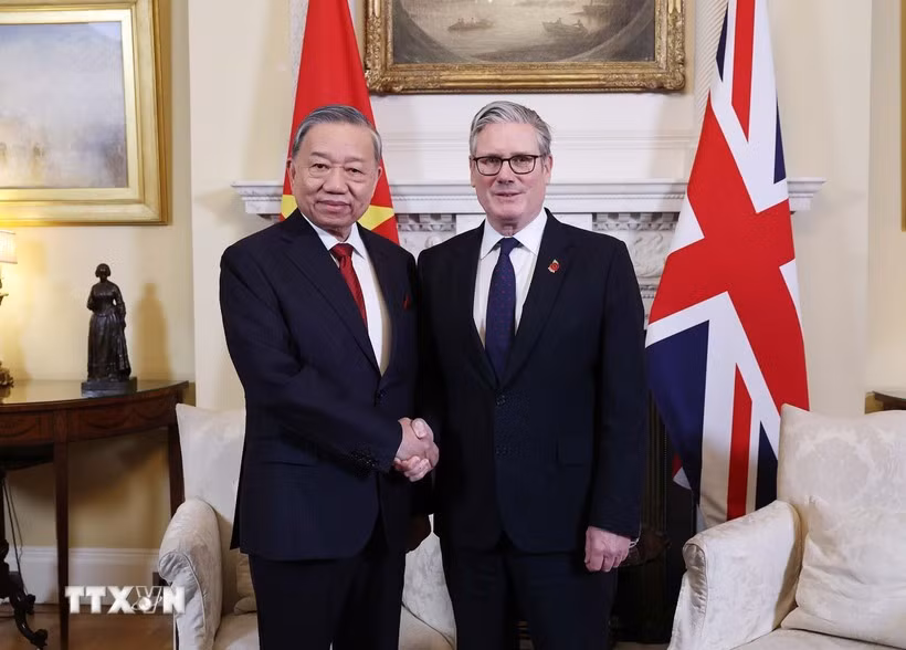 Le secrétaire général du Parti communiste du Vietnam (PCV), Tô Lâm (gauche), et le Premier ministre britannique, Keir Starmer. Photo: VNA