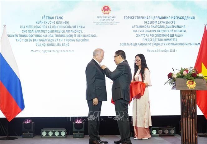 L’ambassadeur du Vietnam en Russie, Dang Minh Khôi, preside à Moscou, au nom du président vietnamien, la cérémonie de remise de l’Ordre de l’Amitié, la plus haute distinction honorifique vietnamienne décernée à des ressortissants étrangers, à Anatoli Dmitrievitch Artamonov, président de la Commission du budget et du marché financier du Conseil de la Fédération (Sénat) de Russie, ancien gouverneur de l’oblast de Kaluga. Photo: VNA