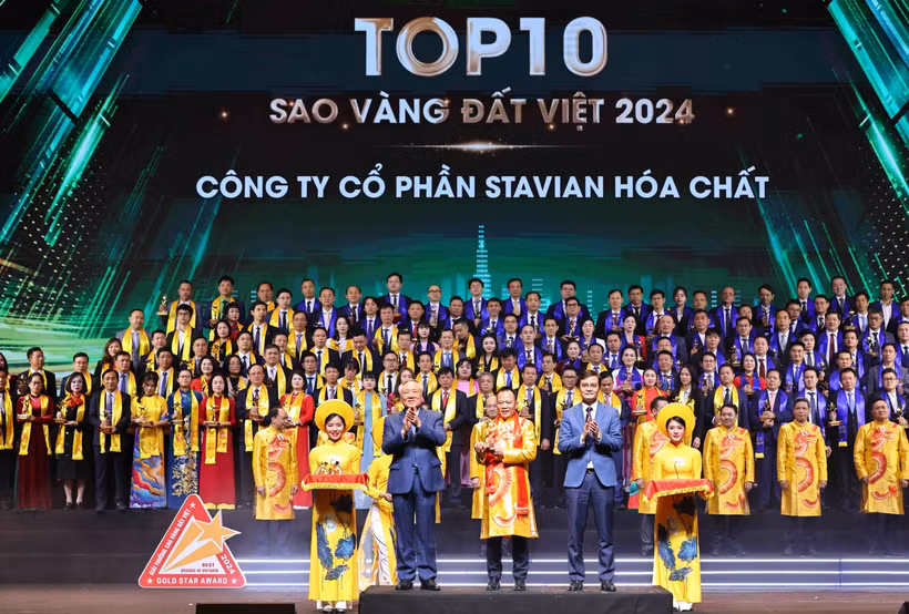 Deux cents entreprises exemplaires se sont vu attribuer, le 24 décembre au soir à Hanoi, l'"Étoile d'or du Vietnam 2024", lors d'une cérémonie marquant le 21e anniversaire de ce prix. Photo: VNA