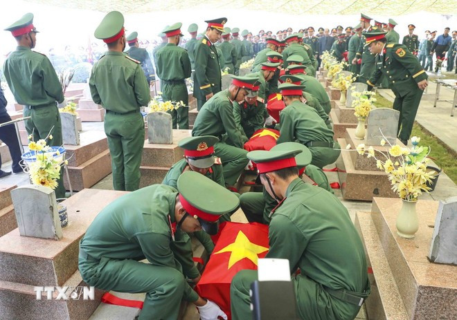 Cérémonie commémorative et d’inhumation des restes des soldats volontaires vietnamiens tombés. Photo: VNA