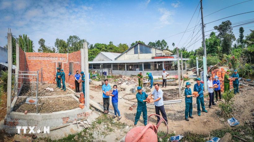 Tout le pays se mobilise pour éliminer les habitations précaires et délabrées. Photo: VNA