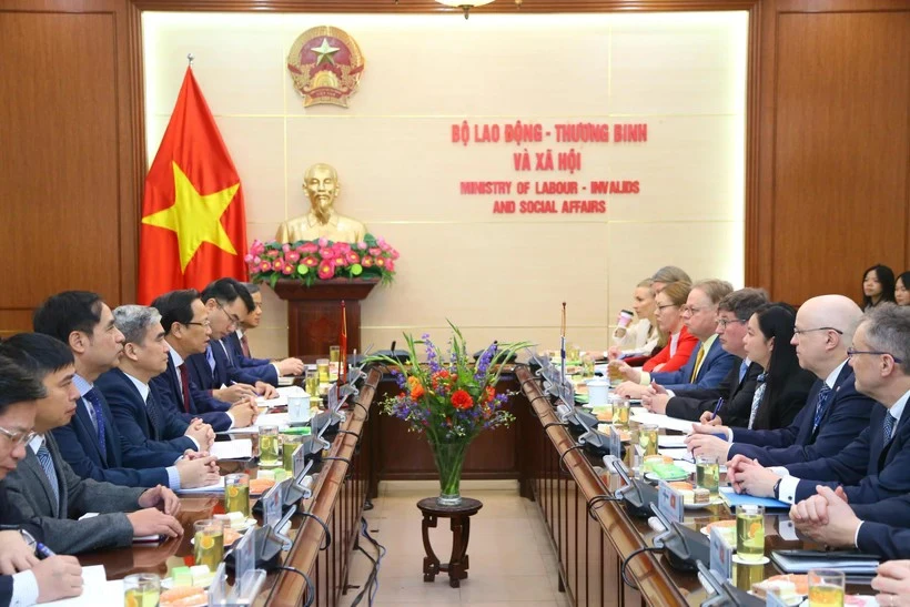 Le 13 janvier, à Hanoï, le ministre du Travail, des Invalides et des Affaires sociales, Dao Ngoc Dung, s'est entretenu avec le ministre finlandais des Affaires économiques et de l'Emploi, Arto Olavi Satonen. Photo: VietnamPlus