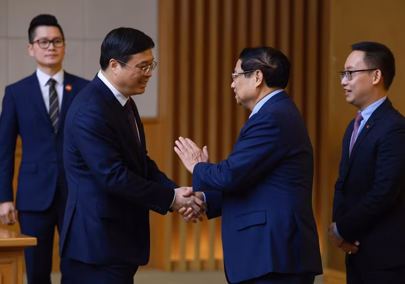 Le Premier ministre Pham Minh Chinh (droite) et Wei Tao, président de la région autonome Zhuang du Guangxi (Chine). Photo: VNA