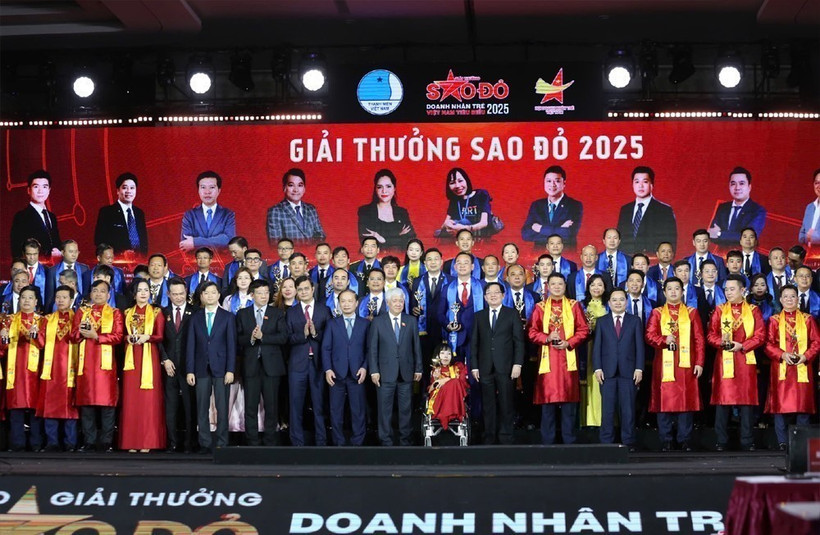 Les délégués et les lauréats du prix Étoile rouge 2025. Photo: VNA