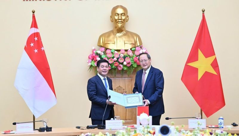 Le ministre de l’Industrie et du Commerce, Nguyên Hông Diên (gauche), et Tan See Leng, ministre chargé de l’Énergie ainsi que des Sciences et Technologies au sein du ministère du Commerce et de l’Industrie (MTI) de Singapour. Photo: nhandan.vn