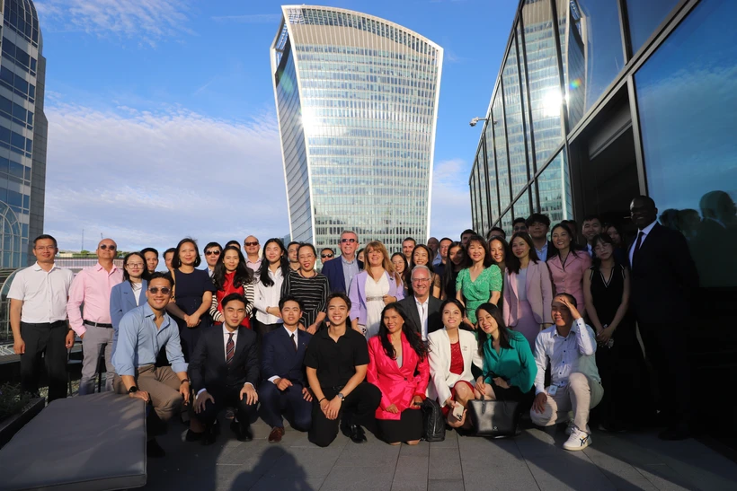 Les dirigeants, les membres de la VIFA UK et les invités. Photo: VNA 