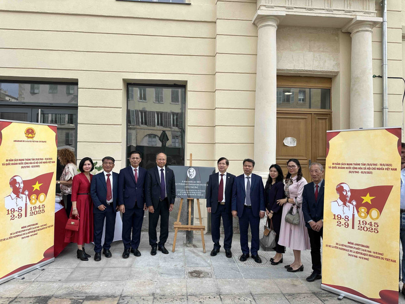 Cérémonie de réinstallation de la plaque commémorative dédiée au Président Hô Chi Minh sur la Place du journal La Marseillaise. Photo; VNA
