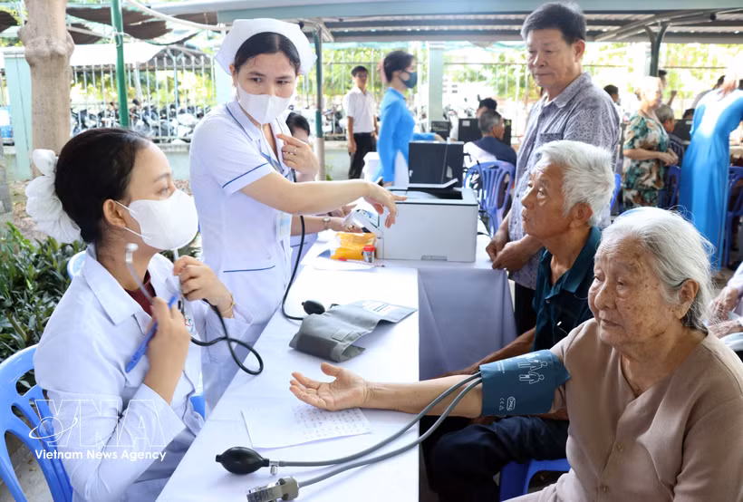 L'équipe médicale de de la province de Khanh Hoa assure des consultations médicales au profit des personnes âgées. Photo: VNA