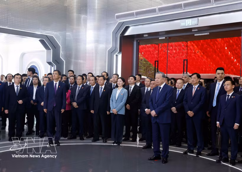Le haut dirigeant Tô Lâm et la haute délégation vietnamienne en visite au Centre Chine–ASEAN de coopération pour l’innovation en intelligence artificielle à Nanning. Photo: VNA