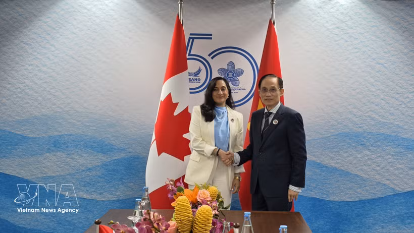 Le ministre des Affaires étrangères Le Hoai Trung rencontre la ministre canadienne des Affaires étrangères, Anita Anand, en juillet à Manille (Philippines). Photo: VNA