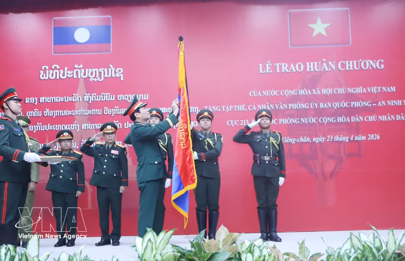 Le général d’armée Nguyen Tan Cuong, chef d’état-major général de l’Armée populaire du Vietnam et vice-ministre de la Défense, remet des distinctions honorifiques de l’État vietnamien à des collectifs et des individus relevant du ministère lao de la Défense. Photo: VNA