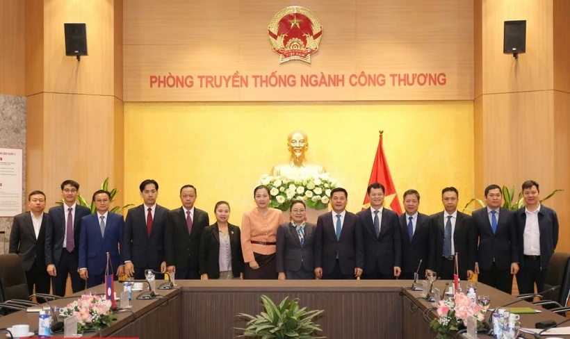 Le ministre vietnamien de l’Industrie et du Commerce, Nguyên Hông Diên, reçoit l’ambassadrice du Laos au Vietnam, Mme Khamphao Ernthvanh. Photo: VNA