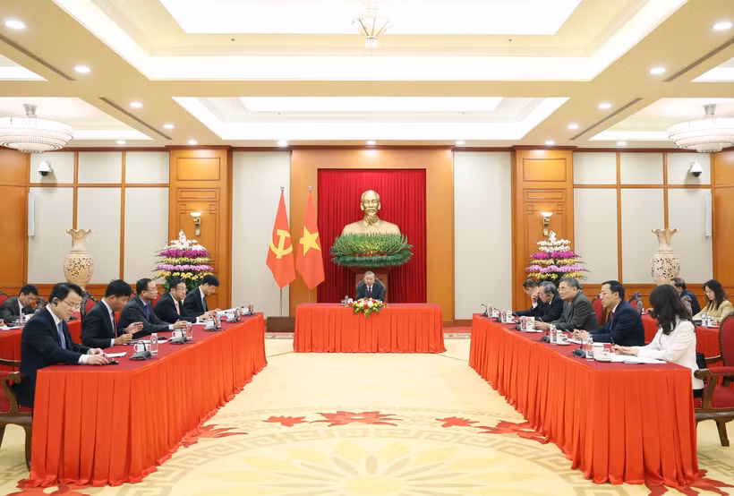 Le secrétaire général du Parti communiste du Vietnam (PCV) Tô Lâm a un entretien téléphonique avec le secrétaire général du Parti d'action populaire de Singapour (PAP), Lawrence Wong, également Premier ministre singapourien. Photo: VNA