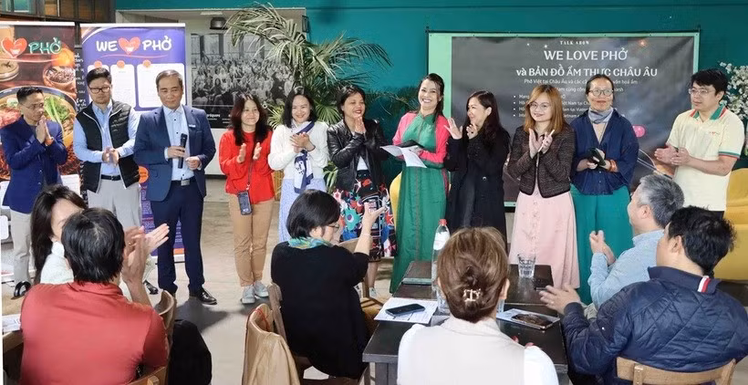 Les membres du "We Love Pho". Photo: VNA
