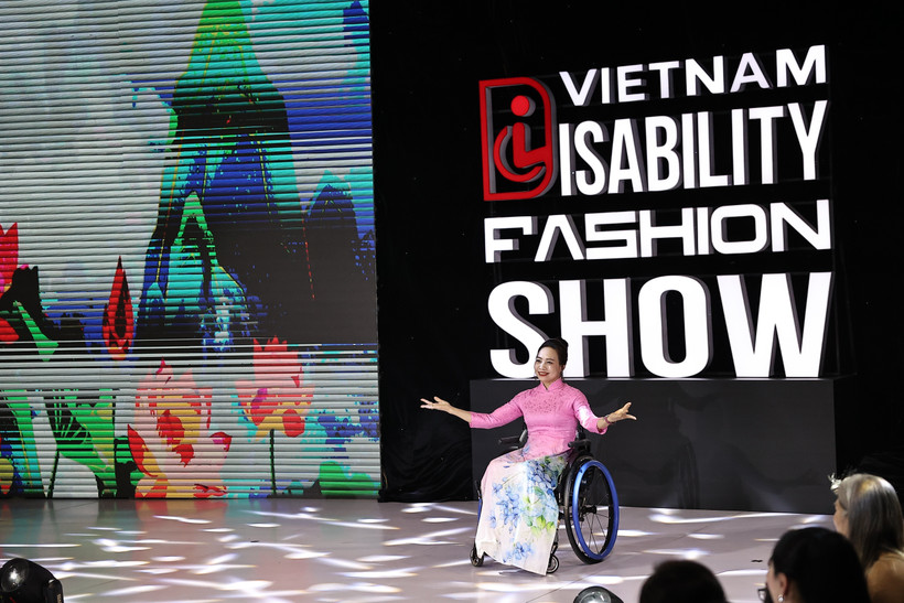 Des mannequins en situation de handicap présentent, avec assurance et professionnalisme, cinq collections de mode conçues pour s’adapter à leur morphologie et à leur personnalité. Photo: VNA
