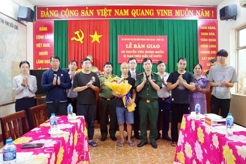 Cérémonie de remise de 5 marins chinois secourus en mer à la partie chinoise. Photo: VNA