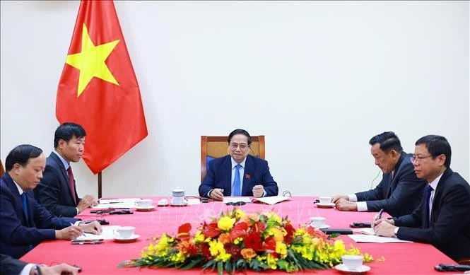 Le Premier ministre Pham Minh Chinh s’entretient par téléphone avec le secrétaire général du PAP et Premier ministre singapourien Lawrence Wong. Photo: VNA