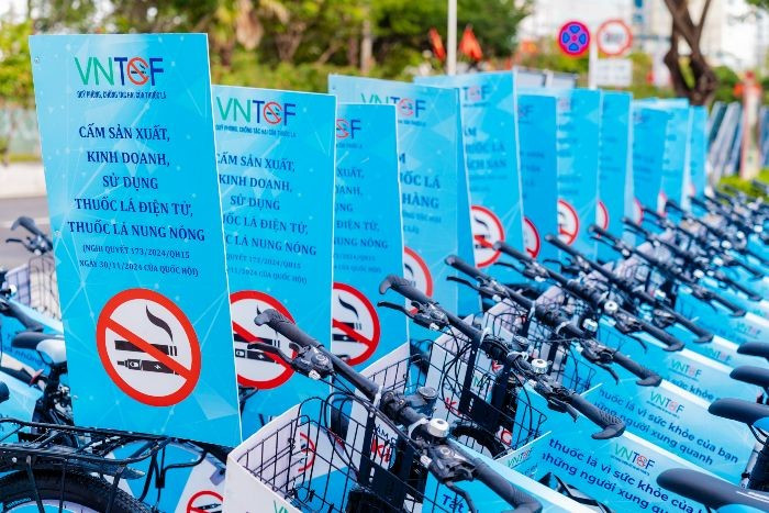 Chaque année, le Vietnam enregistre plus de 104 000 décès liés au tabagisme, dont environ 18 800 causés par le tabagisme passif, c’est-à-dire l’inhalation involontaire de la fumée dégagée par les fumeurs. Photo: baodautu.vn