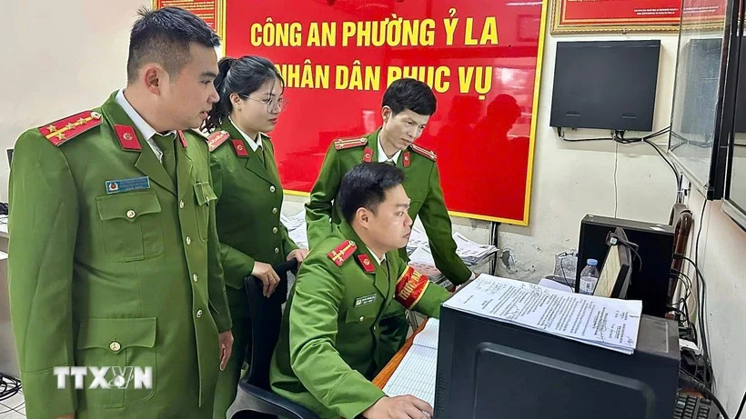 Les policiers du quartier d'Y La, ville de Tuyên Quang. Photo: VNA