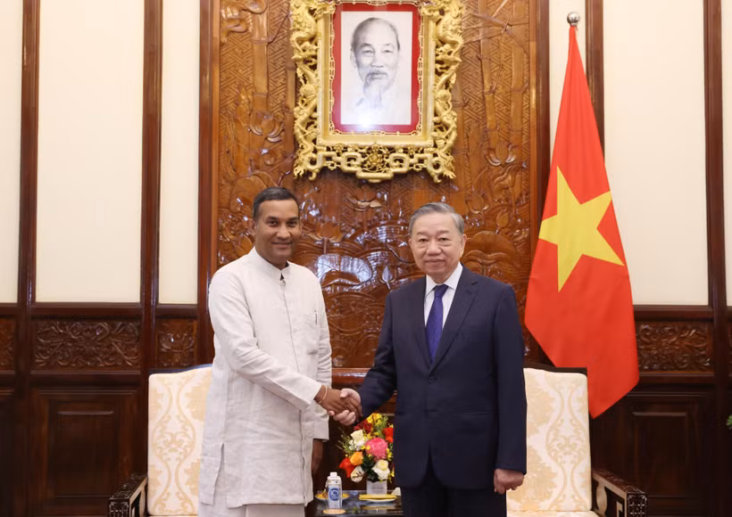 Le secrétaire général du Parti communiste du Vietnam (PCV) et président de la République, Tô Lâm reçoit à Hanoi l’ambassadeur du Sri Lanka au Vietnam, Poshitha Perera. Photo: VNA