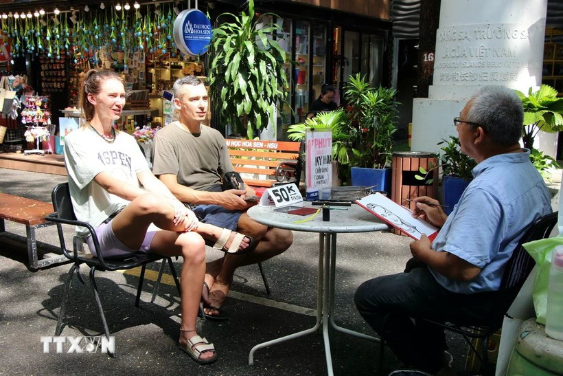 Des touristes étrangers à Hô Chi Minh-Ville. Photo: VNA