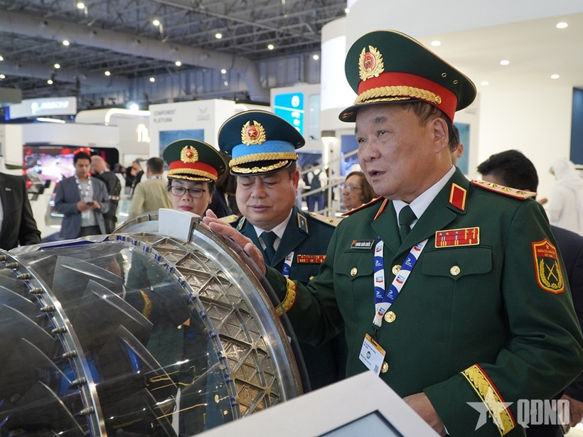 Le général de corps d'armée Hoang Xuân Chiên au Salon aéronautique de Dubaï. Photo: qdnd.vn