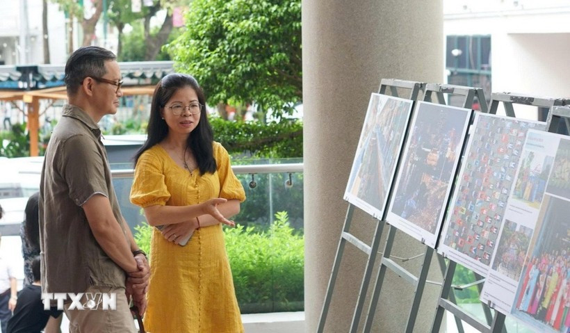 Exposition et lancement de deux livres de photos “50 ans de force du Vietnam” et “Ville de la paix – Notre ville”. Photo: VNA