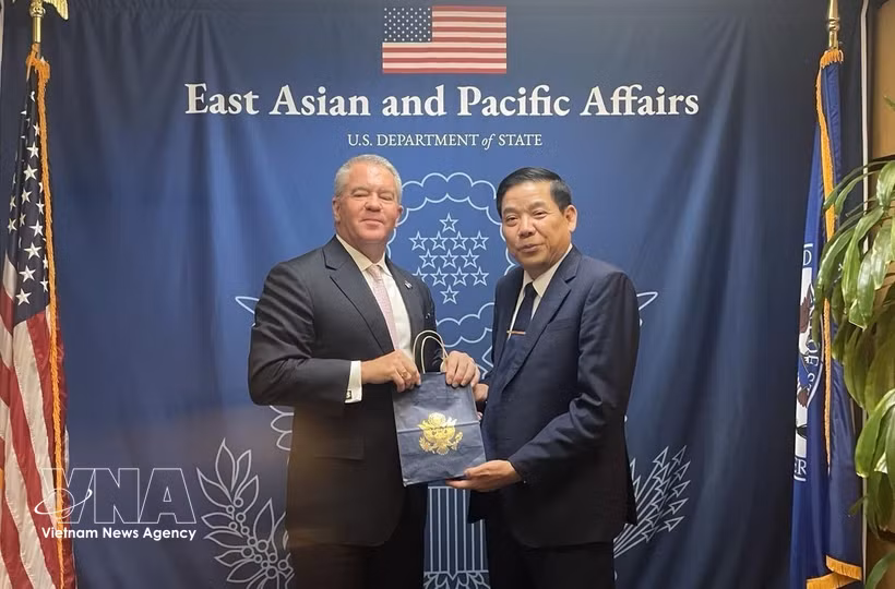Le général de corps d’armée Nguyên Van Gâu, vice-ministre de la Défense (droite) et Michael George DeSombre, secrétaire d’État adjoint des États-Unis chargé de l’Asie de l’Est et du Pacifique. Photo: VNA