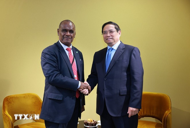 Le Premier ministre Pham Minh Chinh et son homologue des Îles Salomon, Jeremiah Manele. Photo: VNA