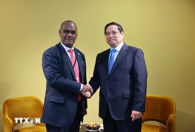 Le Premier ministre Pham Minh Chinh et son homologue des Îles Salomon, Jeremiah Manele. Photo: VNA