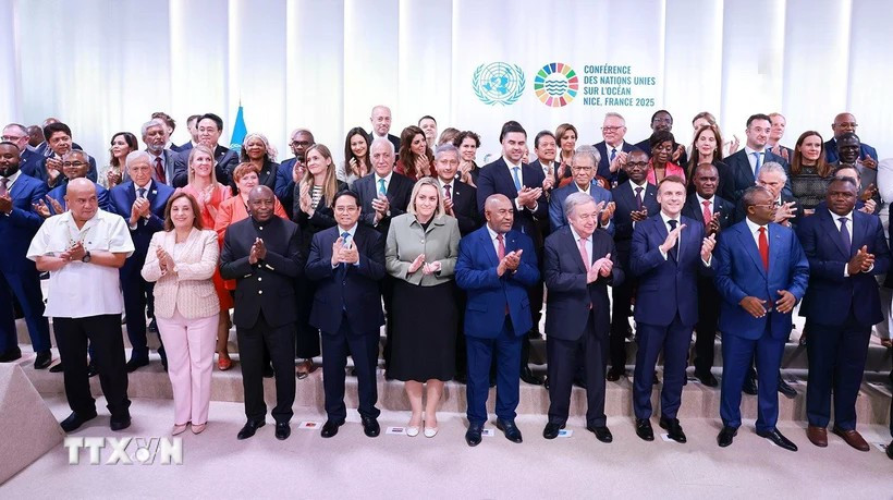 Le président français Emmanuel Macron, le Premier ministre Pham Minh Chinh, les dirigeants des pays participants et le secrétaire général des Nations Unies, António Guterres. Photo: VNA