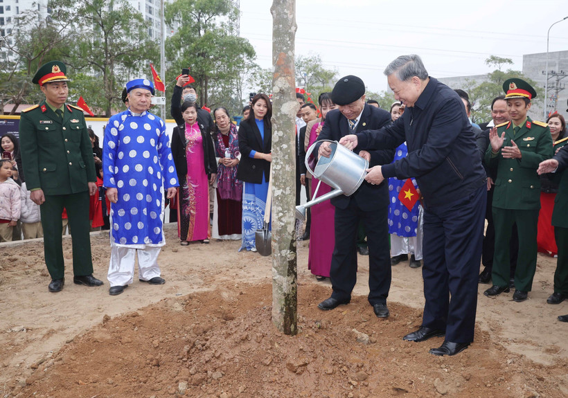 Le secrétaire général du Parti, Tô Lâm, a assisté au lancement de la Fête de plantation d'arbres de printemps 2025 dans la province de Hung Yên (Nord), le 5 février au matin. Photo. VNA