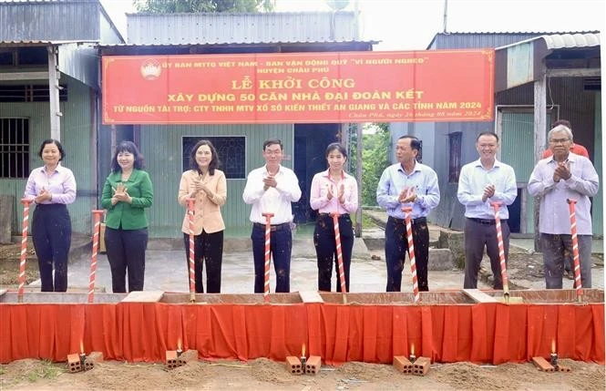 Cérémonie de mise en chantier d'une maison dans le cadre du programme d'élimination des maisons temporaires et délabrées dans la province d'An Giang. Photo: VNA