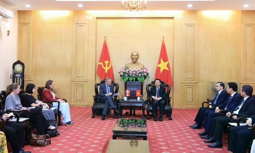 Le professeur-docteur Nguyên Xuân Thang, directeur de l’Académie nationale de politique Hô Chi Minh, reçoit l’ambassadeur du Danemark au Vietnam, Nicolai Prytz. Photo: VNA