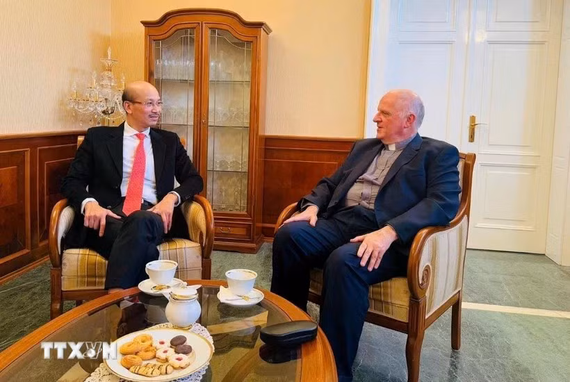 L'ambassadeur du Vietnam en Hongrie, Bui Lê Thai (gauche) et le nonce apostolique du Vatican, Michael W. Banach, chef du corps diplomatique en Hongrie. Photo: VNA