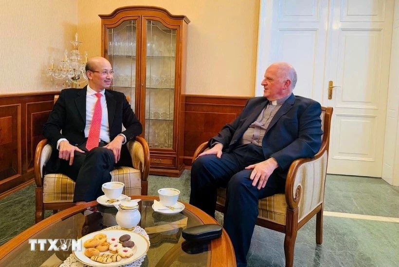 L'ambassadeur du Vietnam en Hongrie, Bui Lê Thai (gauche) et le nonce apostolique du Vatican, Michael W. Banach, chef du corps diplomatique en Hongrie. Photo: VNA