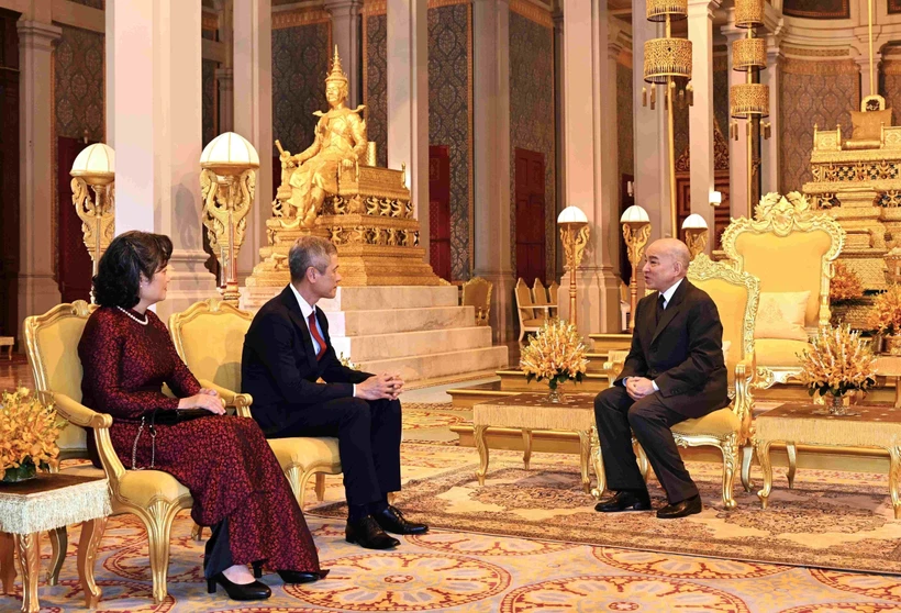 Le nouvel ambassadeur du Vietnam Nguyên Minh Vu (gauche) et le Roi cambodgien Norodom Sihamoni. Photo: VNA