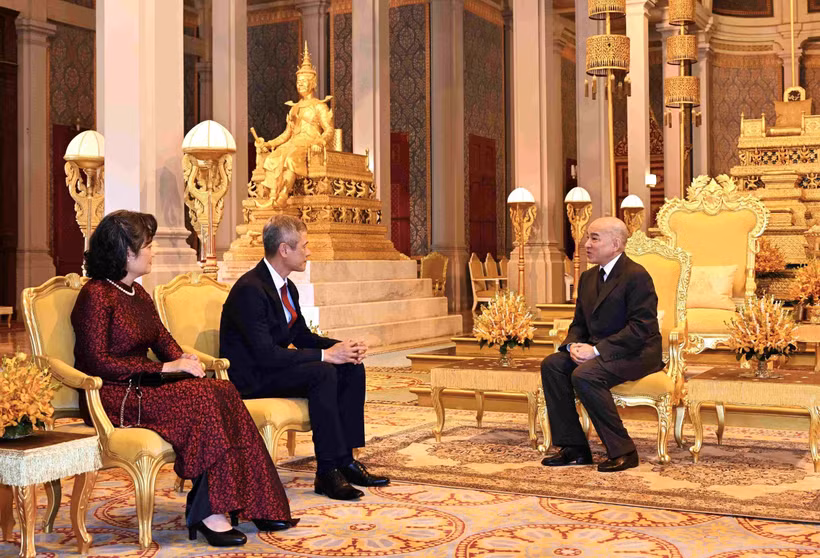 Le nouvel ambassadeur du Vietnam Nguyên Minh Vu (gauche) et le Roi cambodgien Norodom Sihamoni. Photo: VNA