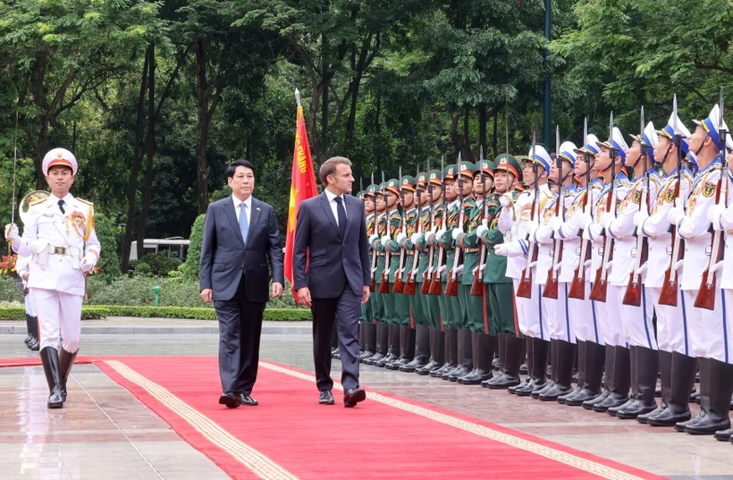 Le président Luong Cuong et son homologue français Emmanuel Macron, lors de la cérémonie d'accueil. Photo: VNA