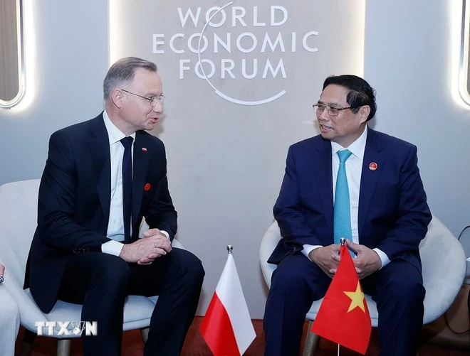 Le Premier ministre Pham Minh Chinh (droite) et son homologue polonais Donald Tusk, en juin 2024 en Chine. Photo: VNA