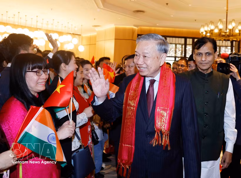 Le secrétaire général du Parti communiste du Vietnam (PCV) et président du Vietnam, To Lam, et des Vietnamiens en Inde. Photo: VNA
