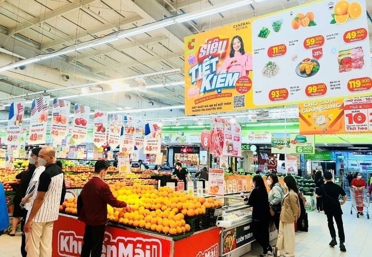 Les supermarchés et entreprises mettent en œuvre de nombreuses promotions dans le cadre du Programme de stabilisation du marché des produits de consommation nécessaires pour l'année 2025. Photo: hanoimoi.vn