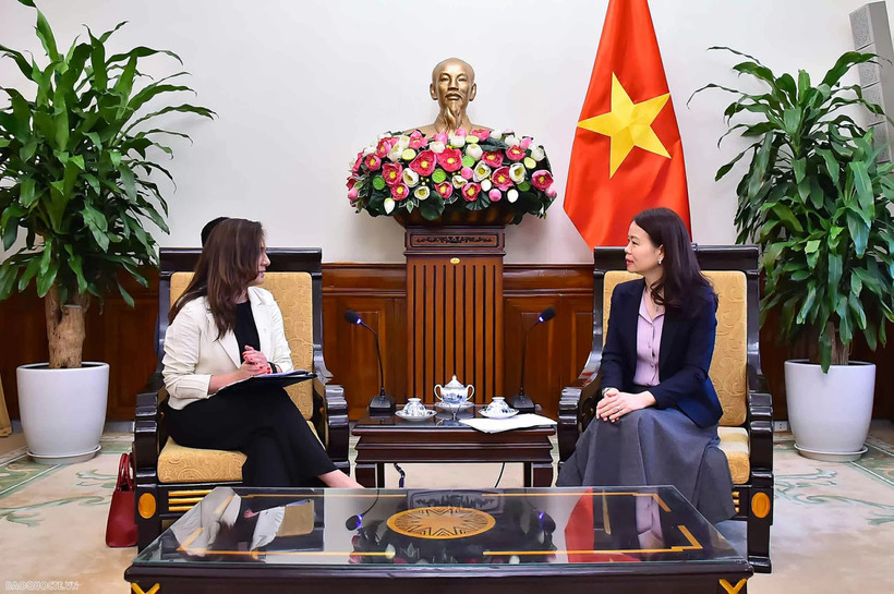 La vice-ministre vietnamienne des Affaires étrangères, Nguyên Minh Hang (droite) et son homologue chilienne, Gloria de la Fuente. Photo: baoquocte.vn