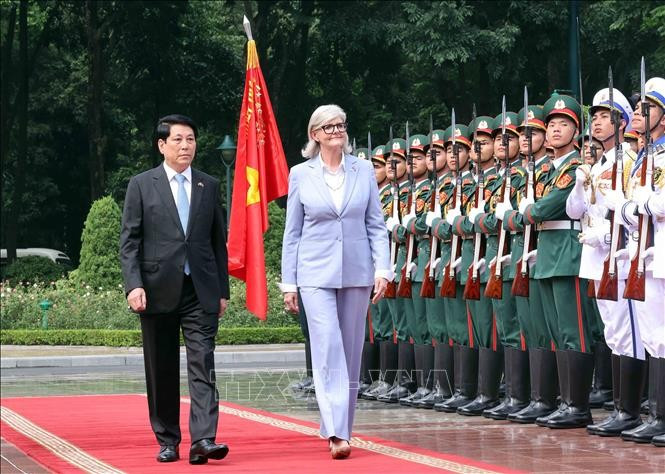 Le président de la République Luong Cuong et la Gouverneure générale d’Australie, Sam Mostyn, lors de la cérémonie d'accueil. Photo: VNA