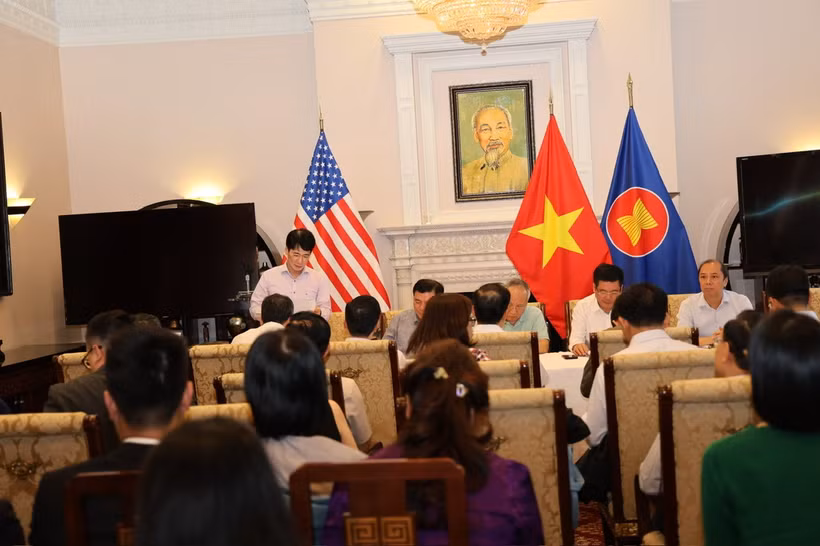 Le ministre Nguyên Hông Diên travaille avec les représentants de la délégation vietnamienne avant et après le premier jour de travail. Photo : moit.gov.vn