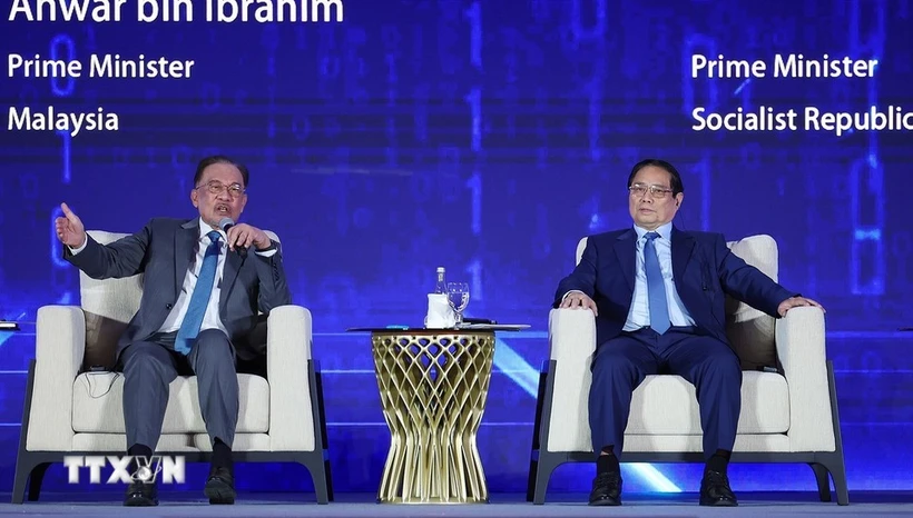 Les Premiers ministres vietnamien et malaisien discutent de l'intelligence artificielle. Photo: VNA