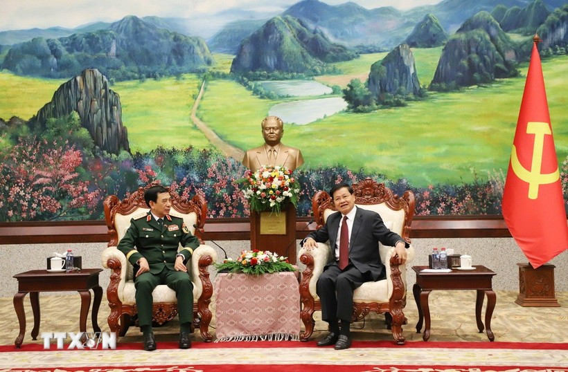 Le général Phan Van Giang, ministre de la Défense et le secrétaire général du Parti révolutionnaire populaire lao (PPRL) et président lao, Thongloun Sisoulith (droite). Photo: VNA