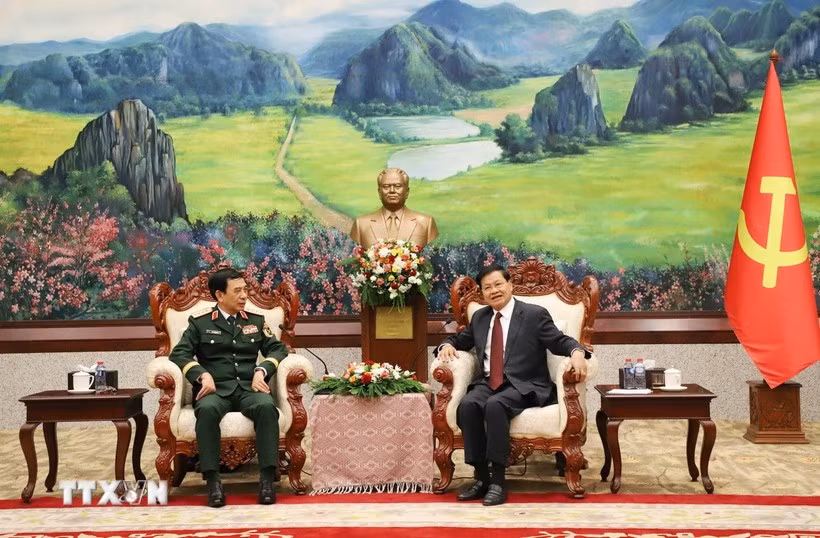Le général Phan Van Giang, ministre de la Défense et le secrétaire général du Parti révolutionnaire populaire lao (PPRL) et président lao, Thongloun Sisoulith (droite). Photo: VNA